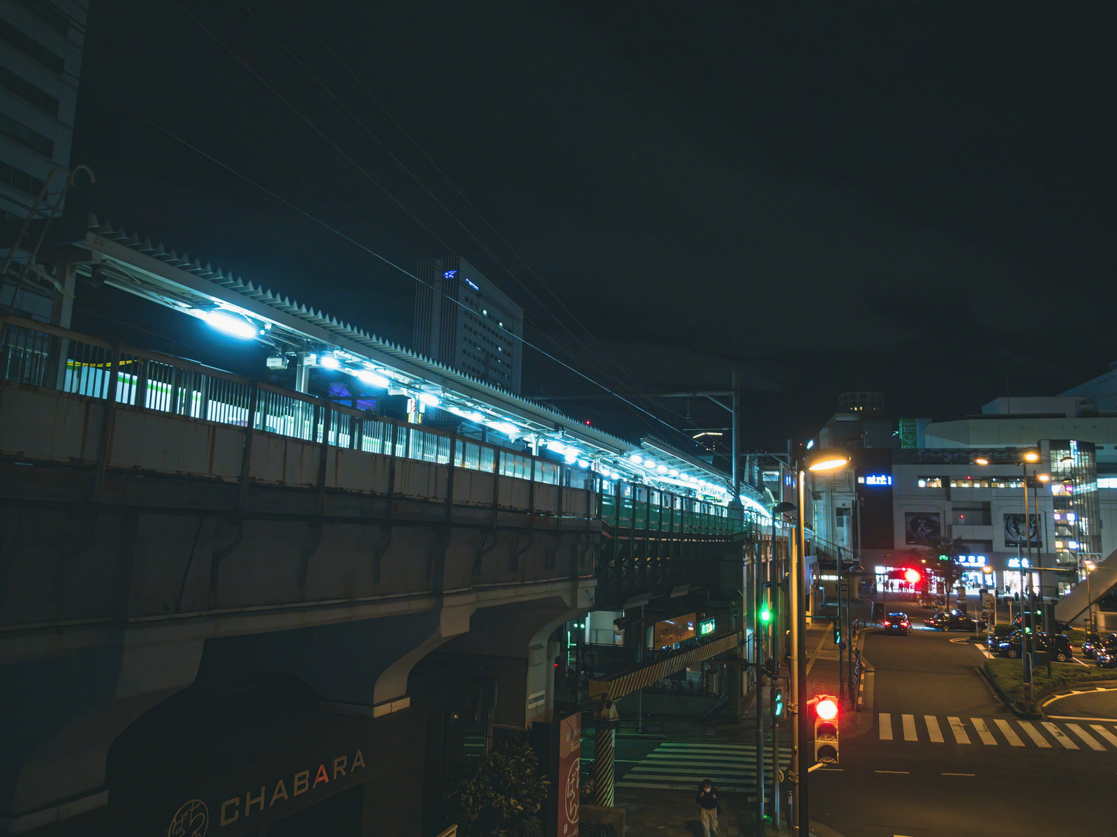 深夜の秋葉原駅ホームで赤い信号機が点灯している夜景