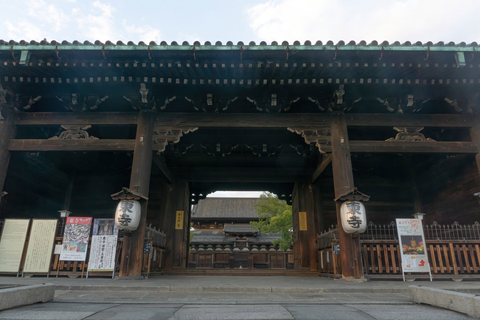 夕暮れ時の東寺南大門と奥に見える金堂の風景
