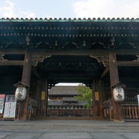 夕暮れの閉門近い東寺の南大門とその奥に見える国宝の金堂の写真