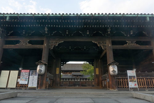 夕暮れの閉門近い東寺の南大門とその奥に見える国宝の金堂