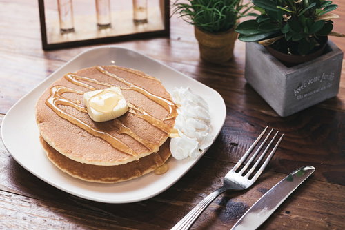 シロップがたっぷりかかったホットケーキとバター
