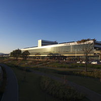 JR旭川駅前の現代建築と駅舎周辺の都市景観の写真