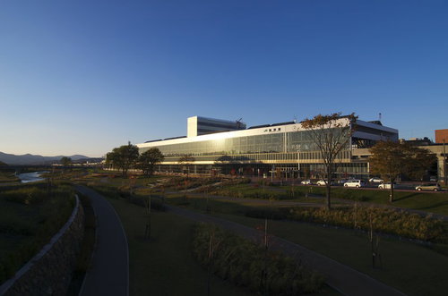 JR旭川駅前の現代建築と駅舎周辺の都市景観