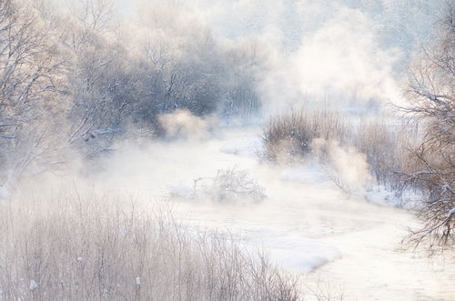 雪に覆われた川面から立ち上る川霧