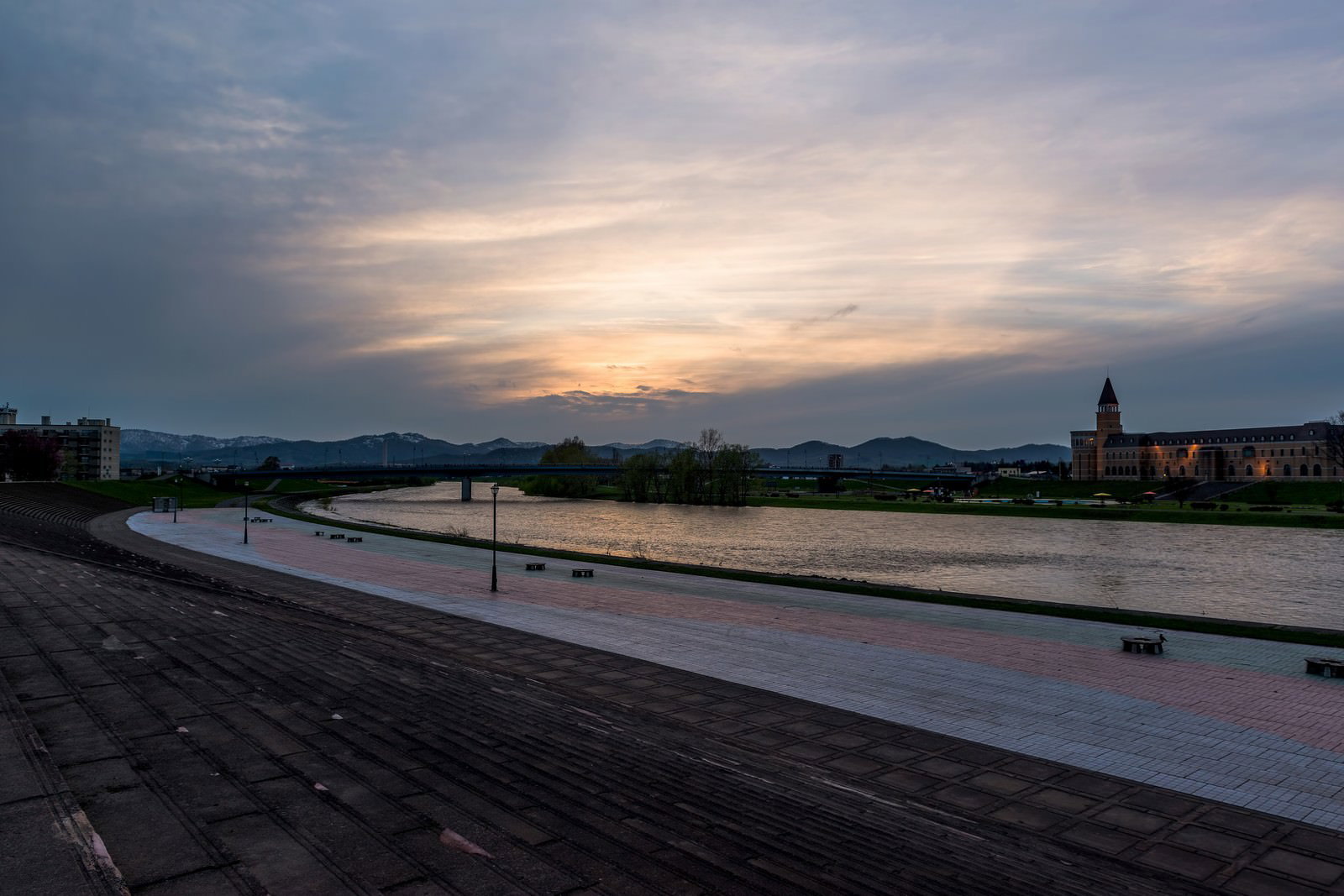 オレンジに染まる旭川の夕暮れ