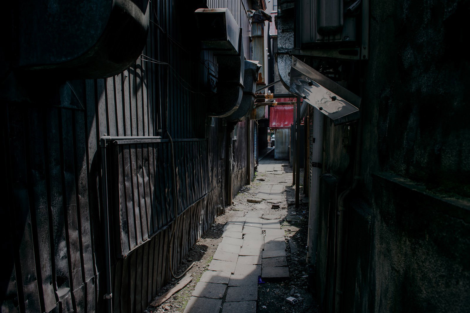 暗い壁の不気味な路地裏