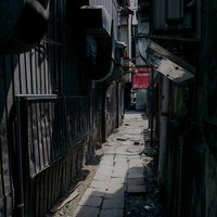 暗い照明と古い壁に囲まれた不気味な路地裏の風景の写真