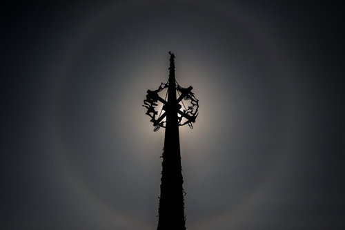 広い荒野を前に一人で立つ開拓者をイメージした後ろ姿