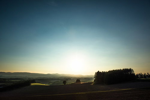 夕暮れ時の美瑛の田園風景と山並み