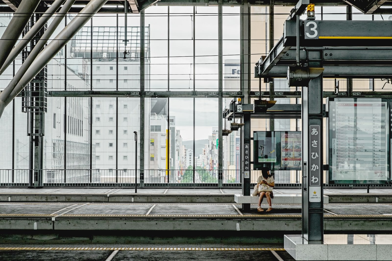 旭川駅のホームと番号標識の案内表示