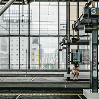 旭川駅のホームと案内表示の写真