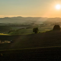 朝靄がかかる美瑛の丘陵と田園風景の写真