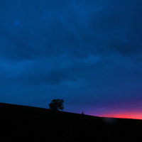 まもなく日が沈む北海道美瑛の丘の夕暮れ風景の写真