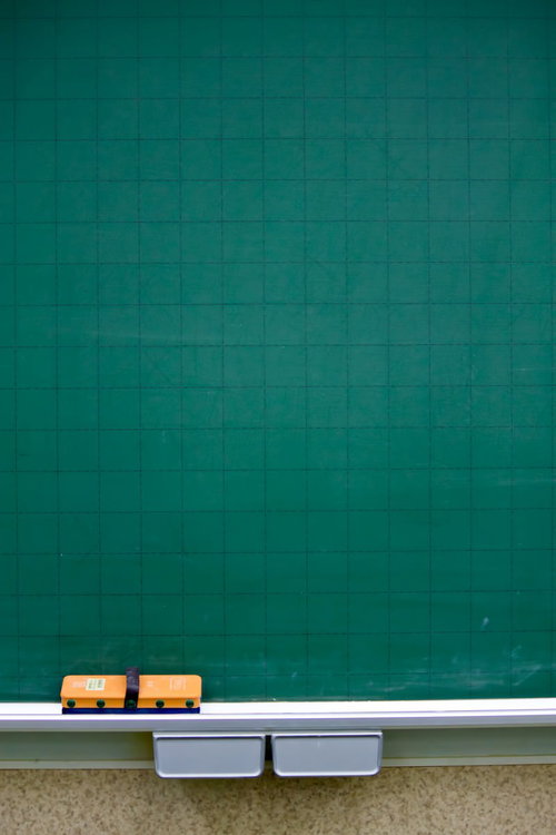 黒板と黒板消しのある教室