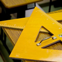 目盛りが見える教室の大きな黄色い三角定規の写真