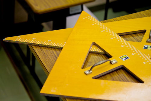 目盛りが見える教室の大きな黄色い三角定規