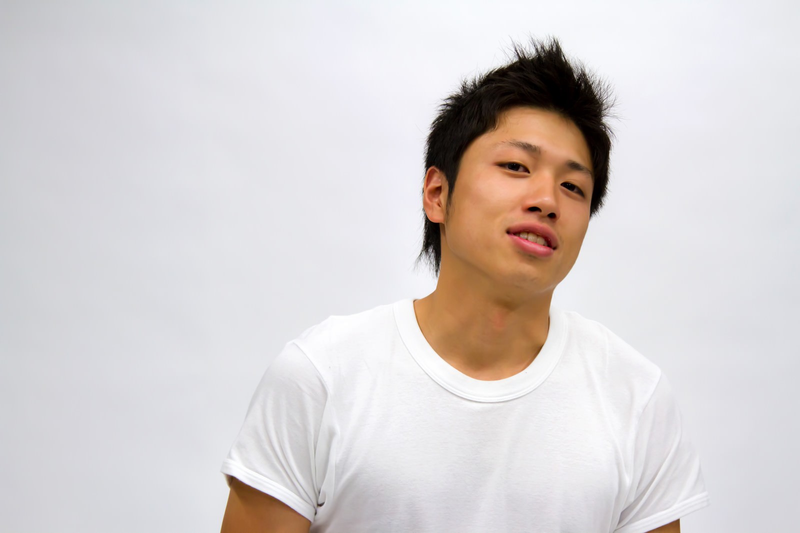白いTシャツを着た男性のバストショット［モデル：恭平］