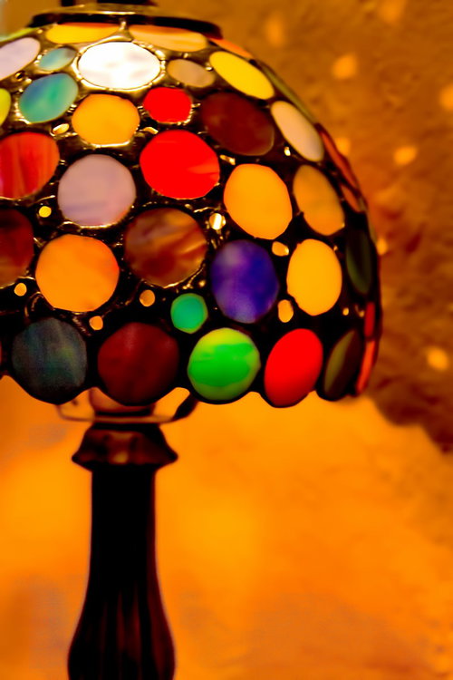 カラフルな丸いガラス飾りが付いたステンドグラス風のランプ