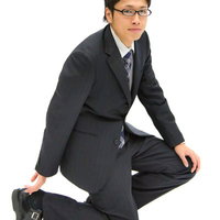 スーツにカバンを持って歩き出す新社会人の出発の写真