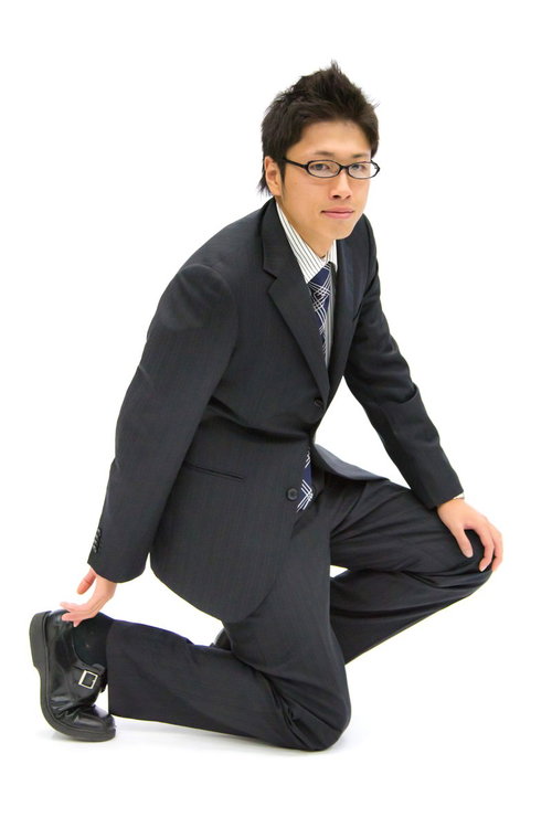 スーツにカバンを持って歩き出す新社会人の出発