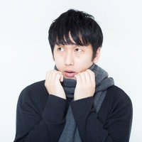 寒空の下健気に彼女を待つ年上の彼氏の写真