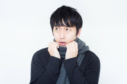 寒空の下健気に彼女を待つ年上の彼氏