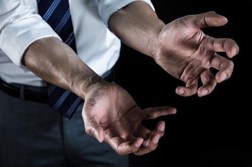 「なんじゃこりゃあ！」が口ぐせの新米刑事の手