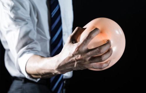 手から気功弾を発する会社員の鷲掴みポーズ