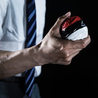 紅白ボールを握りしめるスーツ姿の会社員ゲーマーの写真