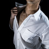 「インナー忘れちゃいました」とアピールする男性の写真