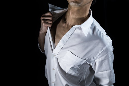 「インナー忘れちゃいました」とアピールする男性