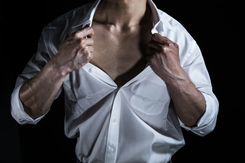 胸元を過剰に露出するサラリーマン、暑さでワイシャツを脱ぐ