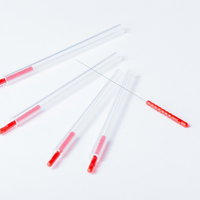 赤い鍼と透明な鍼管、複数サイズの鍼治療用医療器具の写真