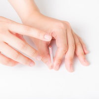 鍼灸治療の練習で患部に鍼を打つ施術の手技の写真