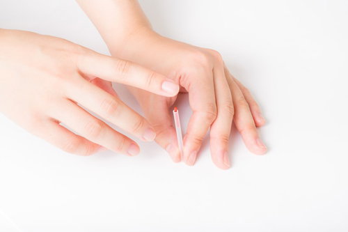 鍼灸治療の練習で患部に鍼を打つ施術の手技