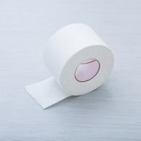 白いホワイトテープを巻いた医療用テーピングの写真