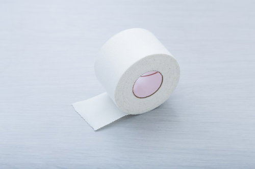 白いホワイトテープを巻いた医療用テーピング