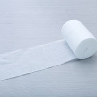 白い包帯が巻かれた医療用ガーゼロール - 怪我の応急処置の写真