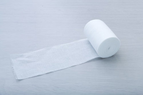 白い包帯が巻かれた医療用ガーゼロール - 怪我の応急処置