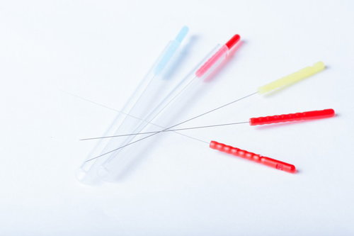 げんき堂整骨院での鍼灸師用の鍼と透明なケース