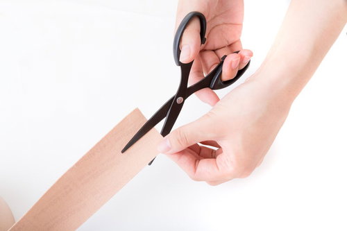 げんき堂整骨院のキネシオテープをハサミでカット