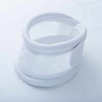 白い頚椎カラーを装着した男性の頚部固定治療の写真