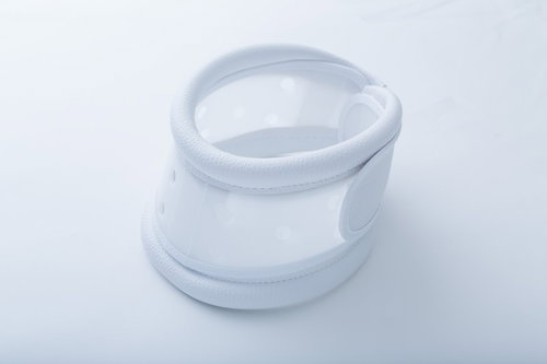 白い頚椎カラーを装着した男性の頚部固定治療