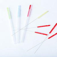 カラフルな鍼と灸の施術道具を使った体調改善の鍼治療の写真