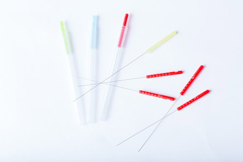 カラフルな鍼と灸の施術道具を使った体調改善の鍼治療