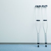 廊下に置かれた2本の白い松葉杖、げんき堂整骨院でのリハビリ風景の写真