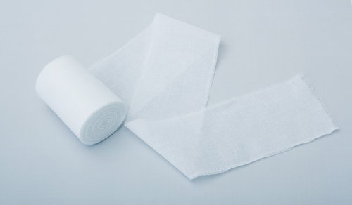 施術に使う白い包帯のロール状展開