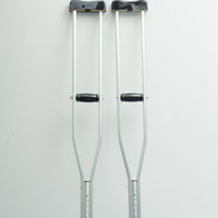 壁に立てかけられた2本の松葉杖、医療用具のリハビリ治療の写真