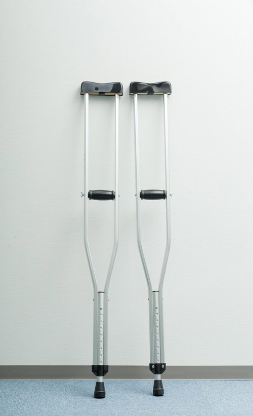 壁に立てかけられた2本の松葉杖、医療用具のリハビリ治療