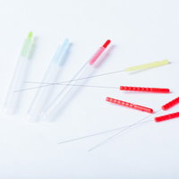 鍼灸専用の鍼で腕に施術する手元の写真